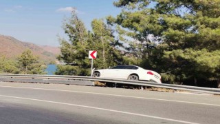 Sürücü denize uçmaktan son anda kurtuldu