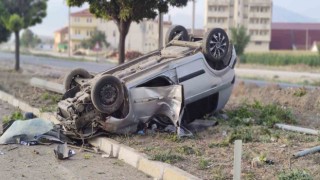 Takla atan araçta kazayı şans eseri yaralı atlattılar