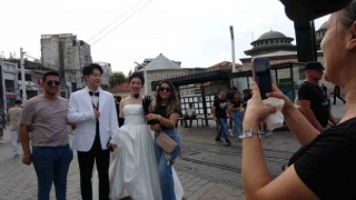 Taksimde düğün fotoğrafı çektiren Çinli çift ilgi odağı oldu