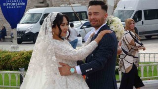 Taksimde objektiflere gülümseyen Faslı gelin ve damat büyük ilgi gördü