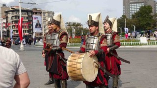Taksimde Yeniçeriler dizinin yeni sezonunu duyurdu, vatandaşlar o anları kayda aldı