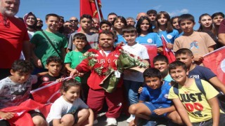 Tarihe geçen milli sporcu Abdullah Kayapınar halaylarla karşılandı