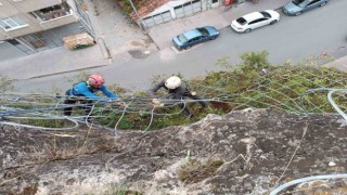 Tarihi kaleye deprem önlemi: Kayaların üzeri çelik ağlarla örülüyor