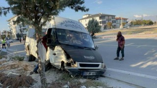 Tarım işçilerini taşıyan minibüsle otomobil çarpıştı: 15 yaralı