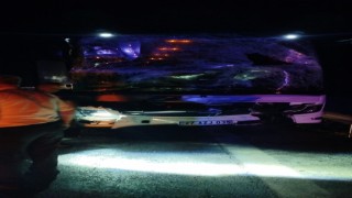 Tarsusta yolcu otobüsü tıra çarptı: 4 yaralı