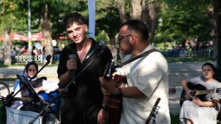 Tatvan Gençlik Merkezinin gitar kursu öğrencilerinden sahilde konser