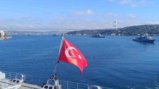 TCG Anadolu ile birlikte 15 savaş gemisi İstanbul Boğazından geçti
