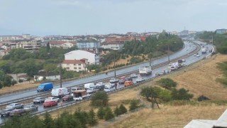 TEMde yağmur sebebiyle kaza: 8 yaralı