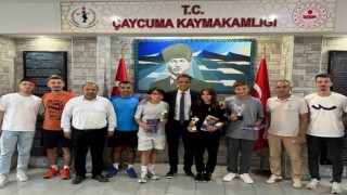 Tenis Şampiyonlarına Kaymakamdan Hediye