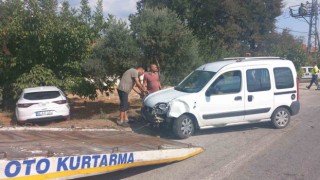 Ticari araçla çarpışan otomobil, bir evin bahçesine daldı