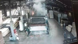 Tokatta orman ürünleri fabrikasında çıkan yangın kameraya yansıdı