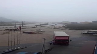Trabzon-Bayburt karayolu taşan dere suları nedeniyle ulaşıma kapandı