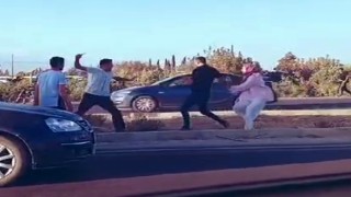 Trafikte korku dolu anlar: Otobüs şoförü, otomobil sürücüsüne bıçakla saldırdı