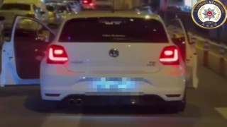 Trafikte tehlikeli yolculuk: Kapıları açık ilerledi