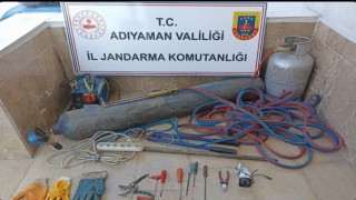 Tren raylarını çalmaya çalışırken yakalandılar
