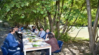 Tuncelide, 85 yaş üstü vatandaşlar Munzur çayı kıyısında kahvaltı etkinliğinde buluştu