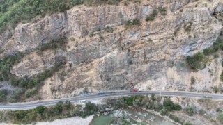 Tuncelide kaya düşmelerinin ölüm ve yaralanmalara sebep olduğu yola çelik ağ