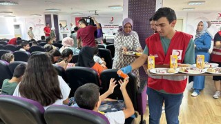 Türk Kızılaydan yetim öğrencilere kırtasiye yardımı