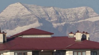 Türkiyenin 2. zirvesine mevsimin ilk karı düştü