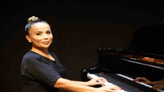 Uçuş sırasında şarkı söyledi, hostes zannedilirken müzik öğretmeni olduğu ortaya çıktı