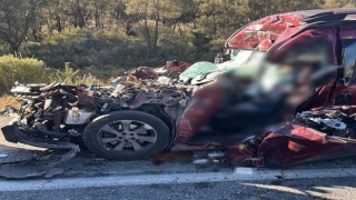 Üniversite kaydı için yola çıkan araç, arıza yapan tıra çarptı: 3 ölü, 2 ağır yaralı