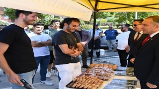 Üniversite Öğrencilerine Yer Fıstıklı ve Kömbeli Karşılama