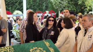 Ünlü oyuncu İrem Sakın babası son yolculuğuna uğurlandı