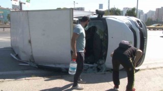 Üsküdarda ev eşyası taşıyan kamyonet yan yattı: 1 yaralı