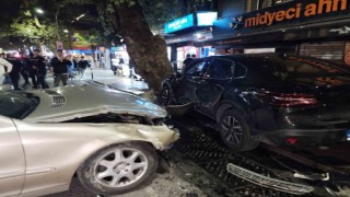 Üsküdarda kontrolden çıkan araç park halindeki otomobile çarptı: 1i ağır 4 yaralı