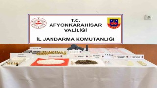 Uyuşturucu satmak isteyen şahıslar suikast silahıyla yakalandı
