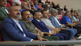 Vali Aksoy, hentol müsabasını seyredip tekvando antrenmanını ziyaret etti
