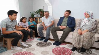 Vali Aslan, gazi ailesi ile buluştu