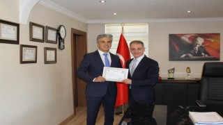 Vali Aydoğdudan Başhekim Kuyrukluyıldıza başarı belgesi