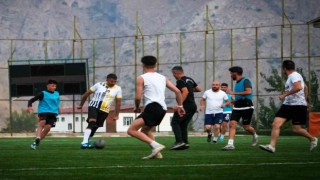 Vali Çelik, sporcularla çift kale maçı yaptı