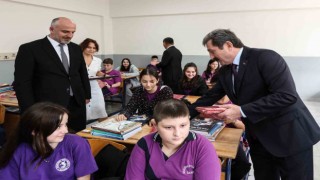 Vali Tavlı, öğrencilerin ders kitaplarının dağıttı