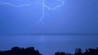 Van Gölü üzerinde çakan şimşekler geceyi gündüze çevirdi