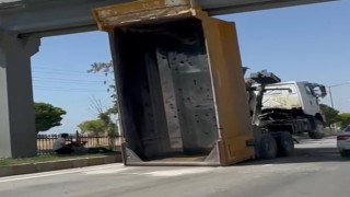 Vanda damperi açılan kamyon üst geçide takıldı