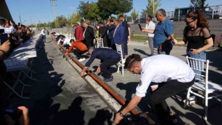 Vanda tek şişte yapılan 65 metrelik kebap dakikalar içerisinde tüketildi