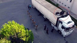 Vandan yola çıkan göçmen kaçağı dolu tır Sakaryada yakalandı