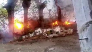 Vefat eden annesinden hatıra kalan aracı kardeşi yakınca gözyaşı döktü