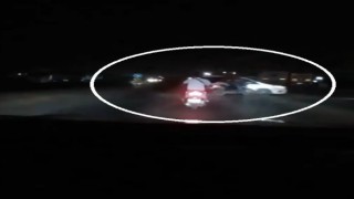 Video çekmek isterken motosikletin otomobile ok gibi saplandığı anları kayda aldı