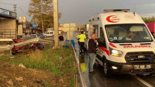 Yağış sebebiyle kayganlaşan yolda araç bariyerlere çarptı: 1 yaralı