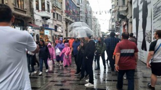 Yağmura Taksim Meydanında yakalanan vatandaşlar zor anlar yaşadı