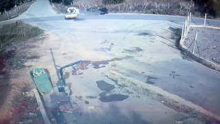 Yan yoldan çıkan kamyonet ana yoldan geçen otomobille çarpıştı: 2 yaralı