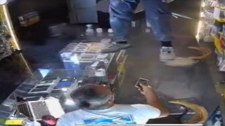 Yanlış kapıdan girdi, çöken tavanda asılı kaldı