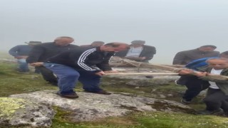 Yayladaki 600 kilogram ağırlığındaki taşı elleri ile böyle taşıdılar