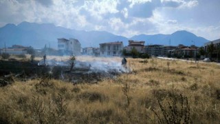 Yerleşim alanlarına yakın noktada çıkan örtü yangını korku yaşattı