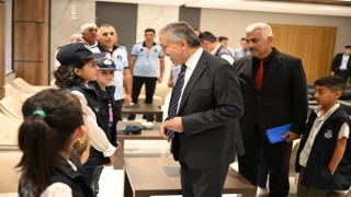 Yeşilyurttaki minik zabıtalar sevimlilikleriyle dikkat çekiyor