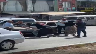 ‘Yol verme kavgasında kadınları sopayla dövdü