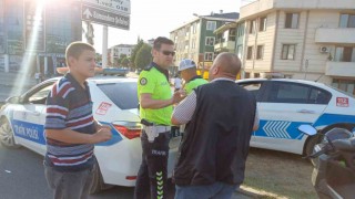 Yolcuya kask takmadı: Ben alo dediğim zaman 10 tane kask gelir